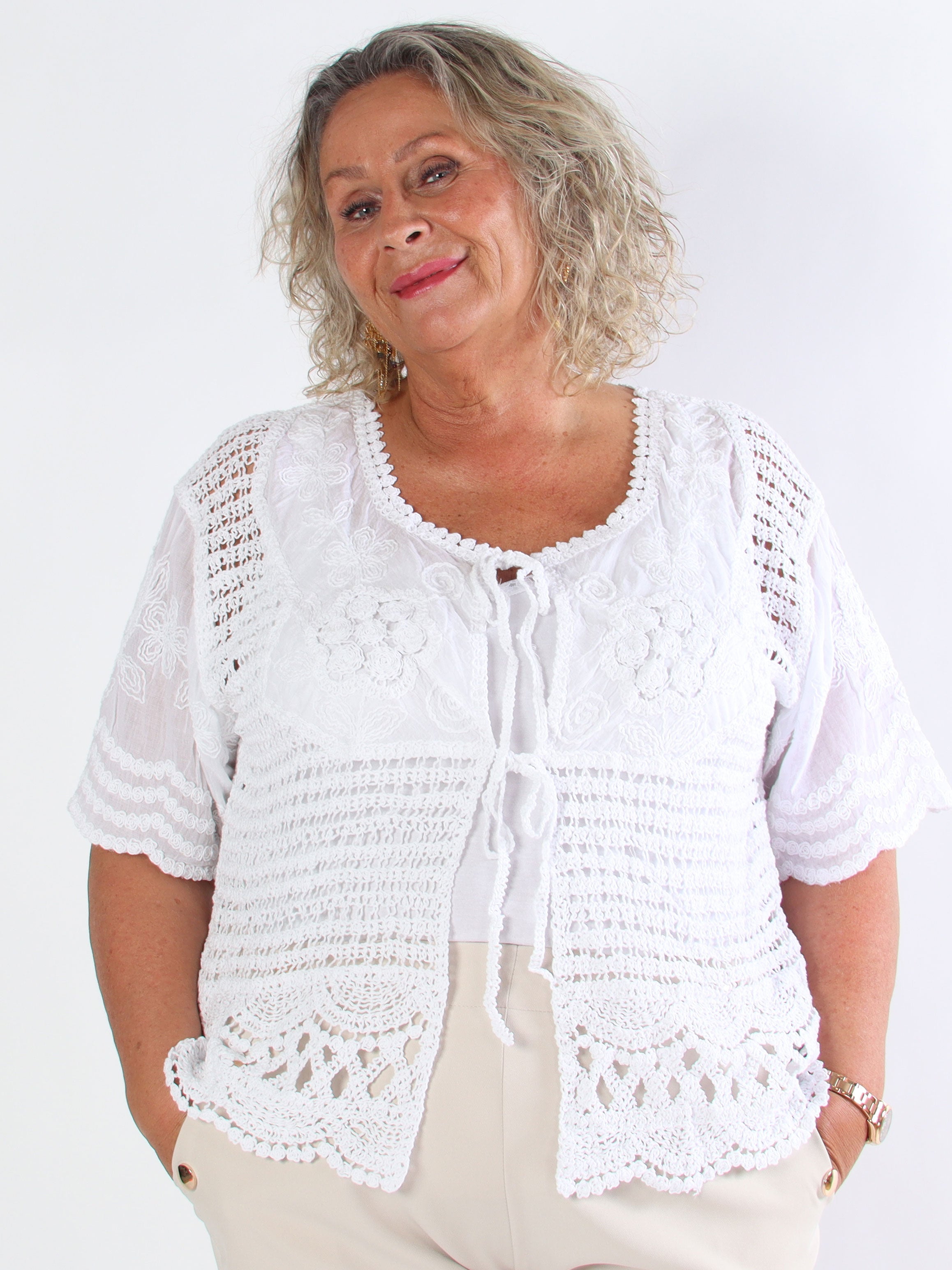 Agnes - Kort virkad plus size-kofta i bomull